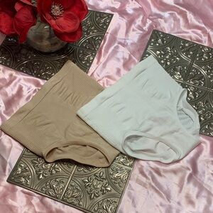 🌹 Skinnygirl • NWOT  White and Tan Smoothers & Shapers